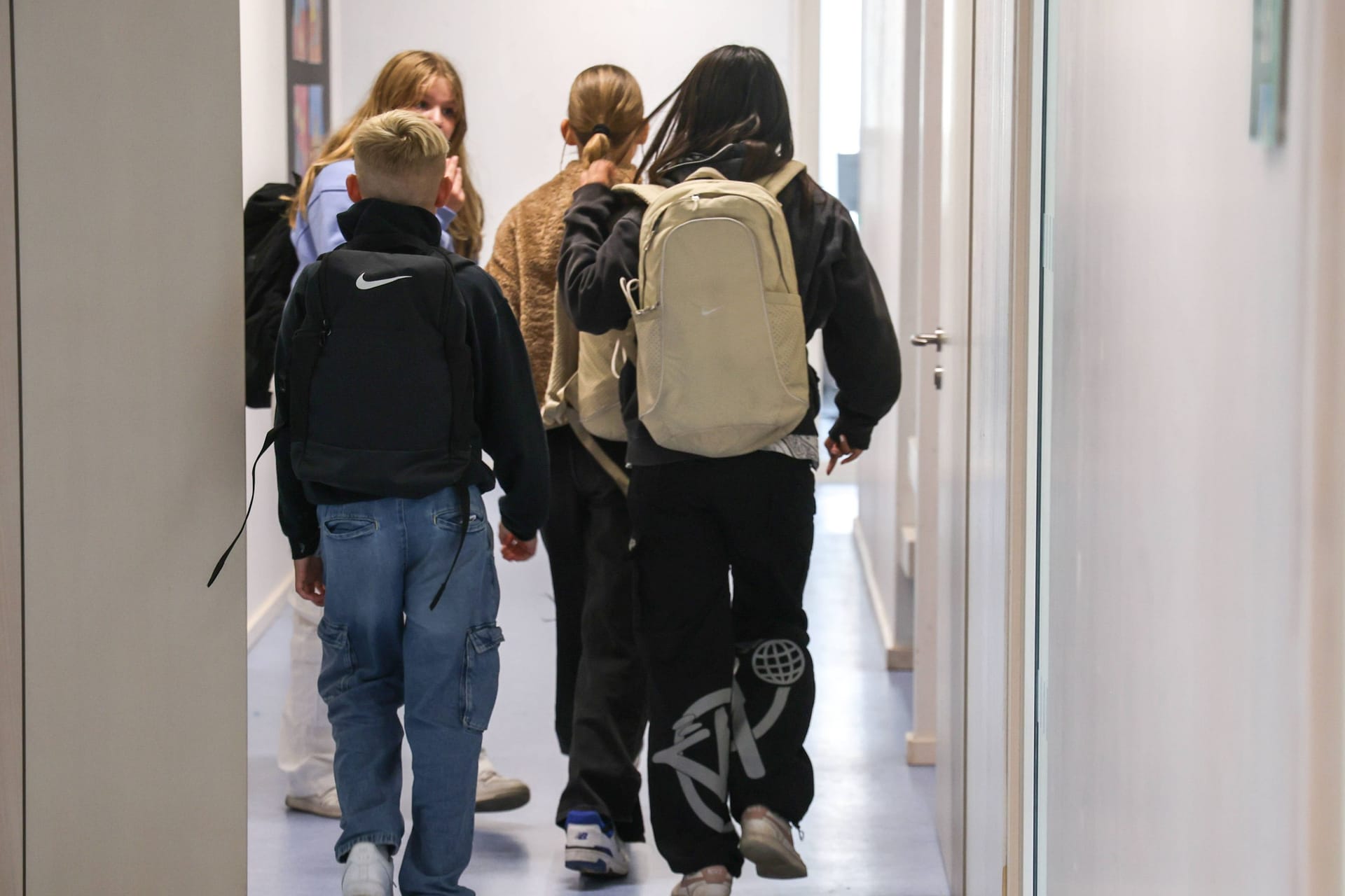 Schülerinnen und Schüler (Symbolbild): Kritiker einer Kleidungsregelung sehen die Freiheit der Kinder in Gefahr.