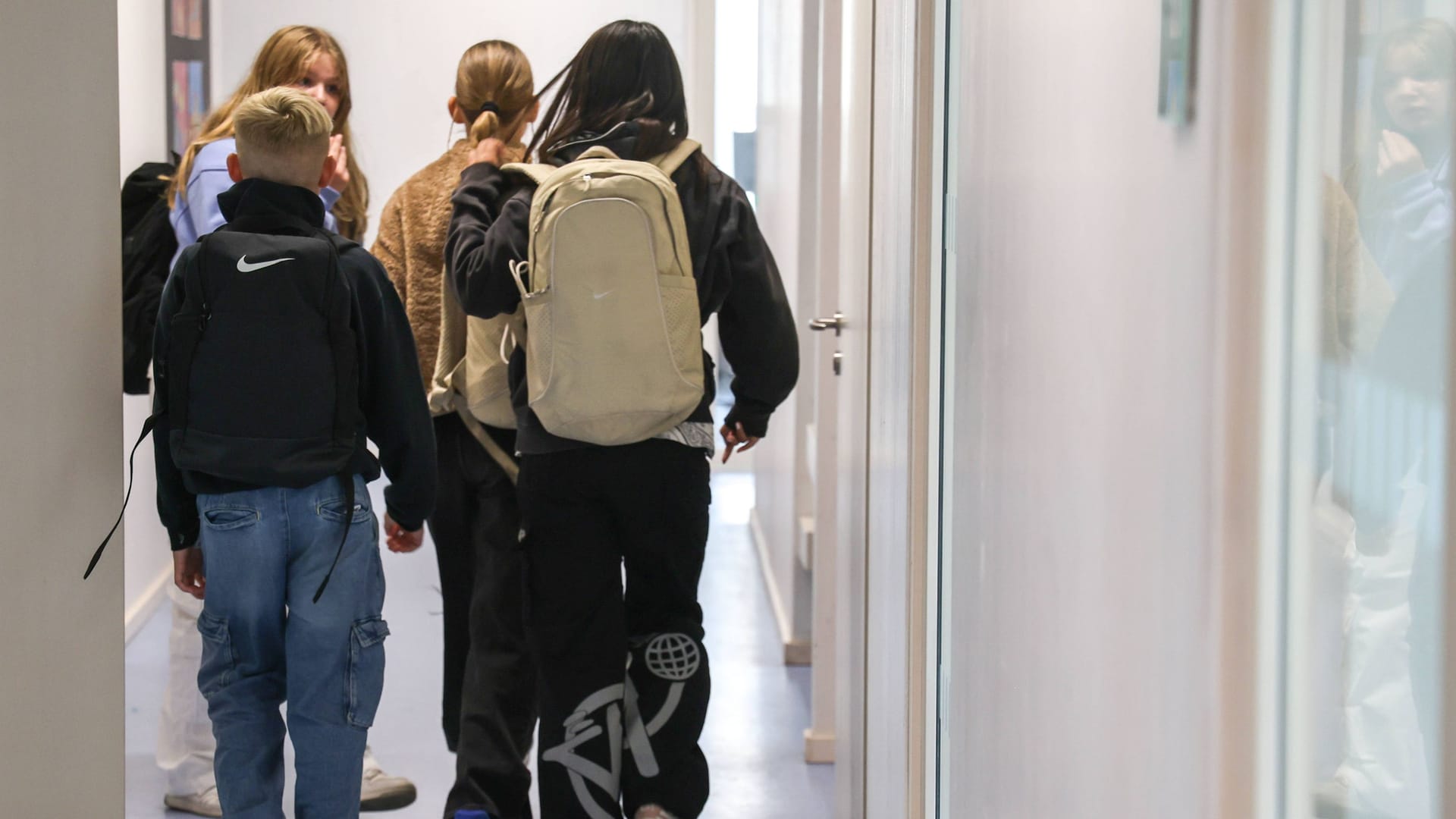 Schülerinnen und Schüler (Symbolbild): Kritiker einer Kleidungsregelung sehen die Freiheit der Kinder in Gefahr.