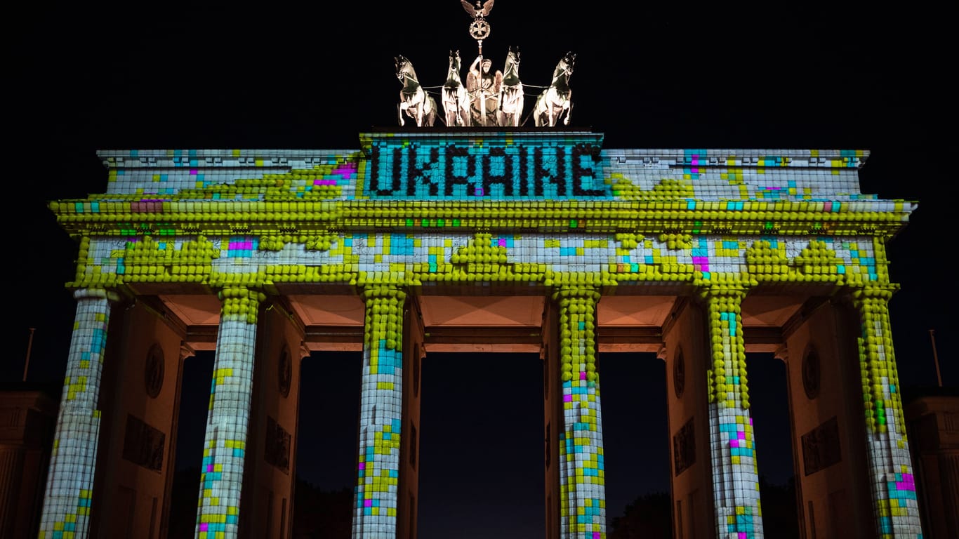 Das Brandenburger Tor im Bezirk Mitte erstrahlt in bunten Farben während des 18. Festival of Lights