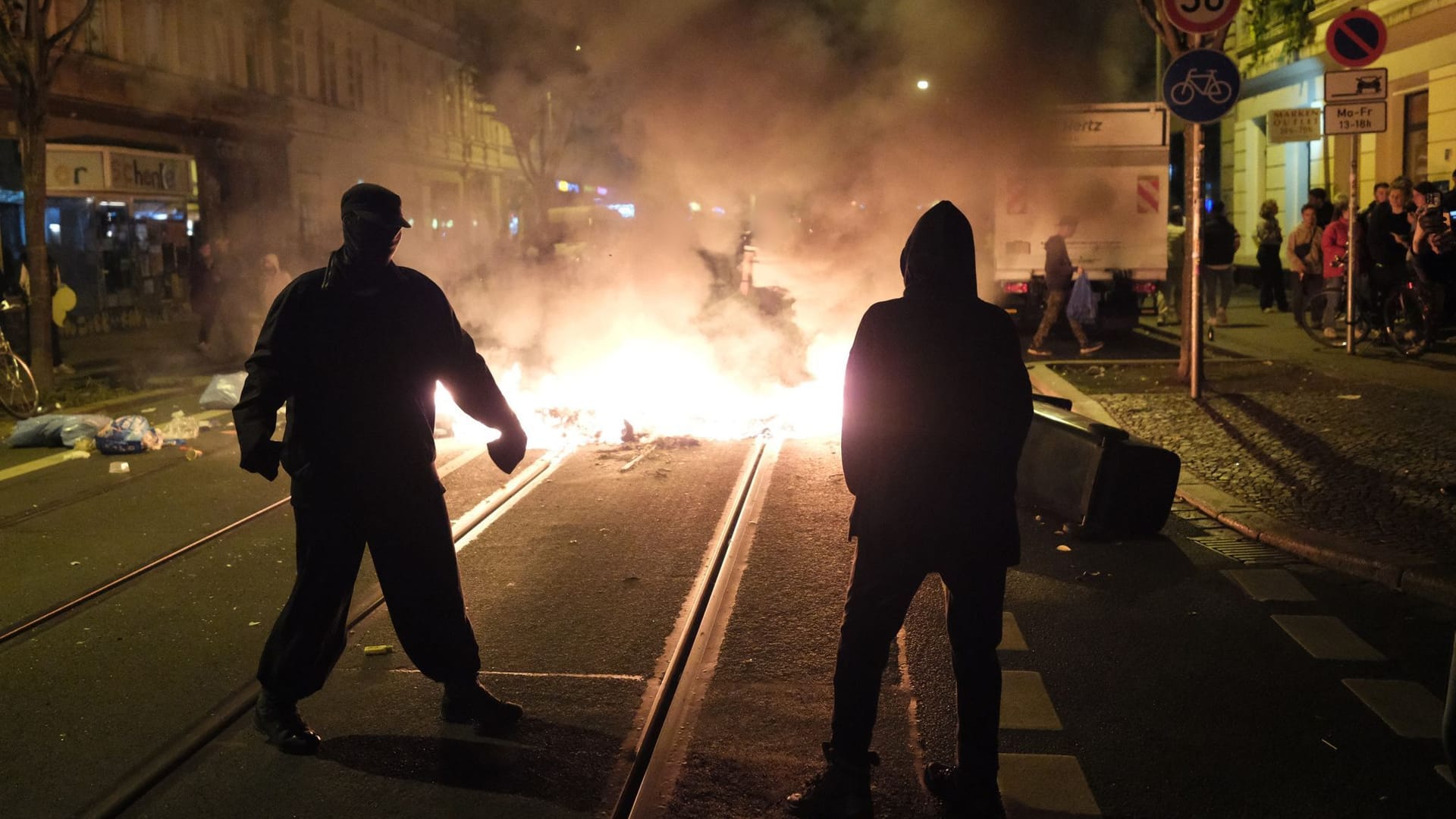 Eisenbahnstraße bei einer linken Protestaktion: Die Proteste richten sich gegen die Räumung eines besetzten Hauses. Eisenbahnstraße bei einer linken Protestaktion: Die Proteste richten sich gegen die Räumung eines besetzten Hauses.