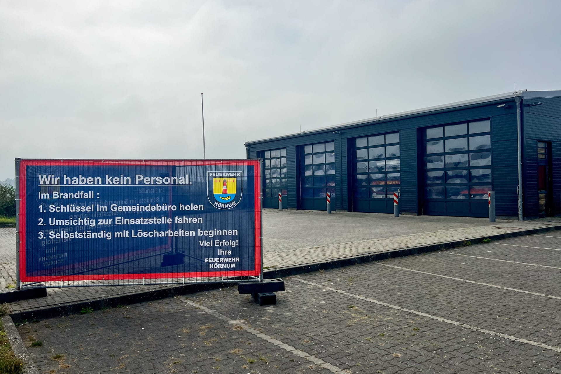 Schild vor der Feuerwache Hörnum löst Diskussionen aus.