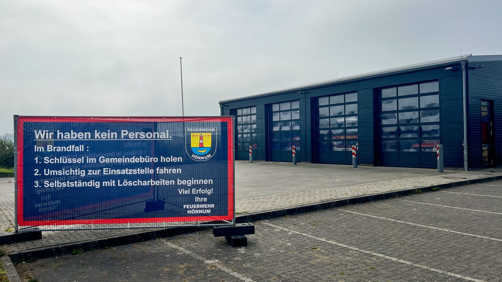 Schild vor der Feuerwache Hörnum löst Diskussionen aus.