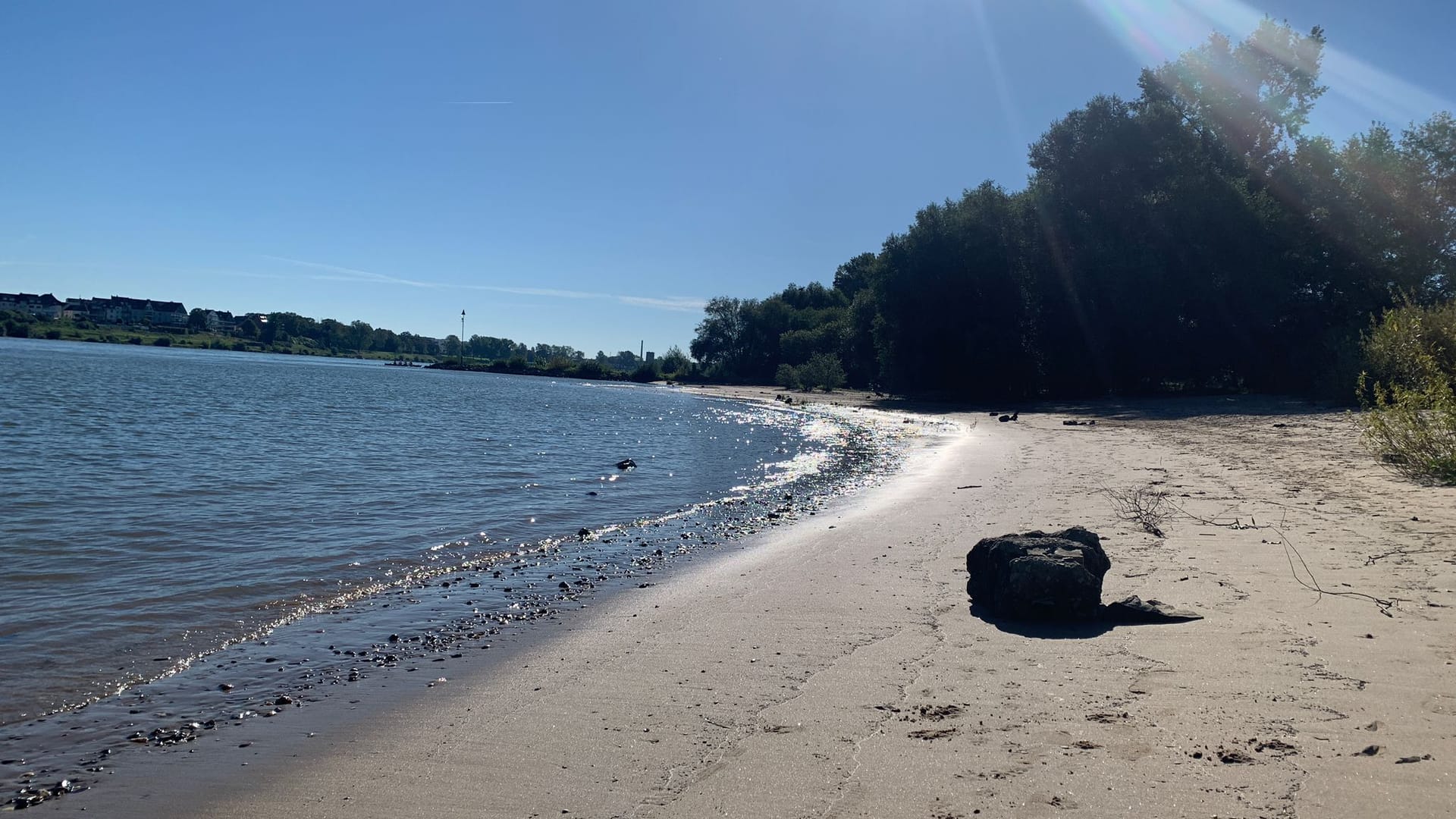 Die Halb-Insel am Niehler Hafen: Der Sandstrand lädt an Sommertagen zum Entspannen ein.