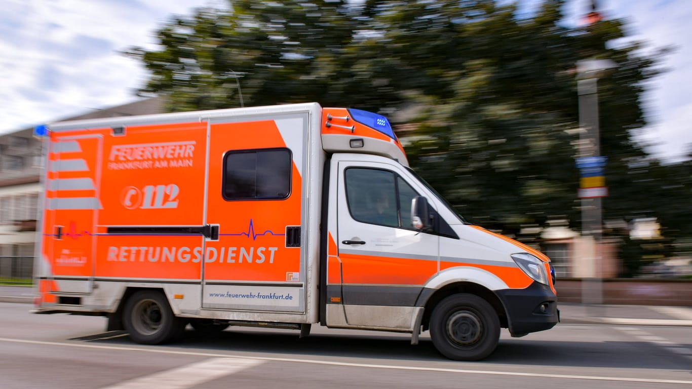 Rettungswagen (Symbolbild): In Sachsen-Anhalt sind drei Menschen bei einem Verkehrsunfall gestorben.