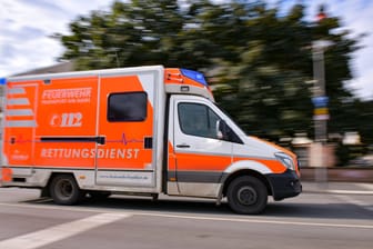 Rettungswagen (Symbolbild): In Sachsen-Anhalt sind drei Menschen bei einem Verkehrsunfall gestorben.