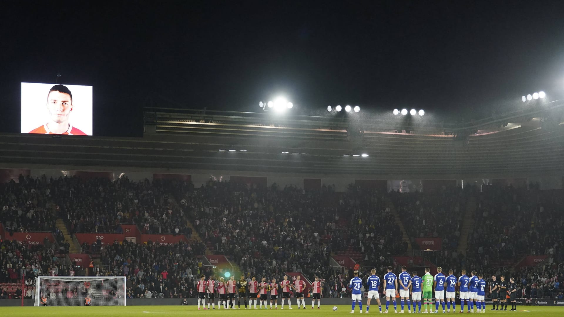 Ben Cull: Bei einer Schweigeminute vor dem Spiel gegen Ipswich Town gedenken Spieler und Fans am Dienstag des Verstorbenen.