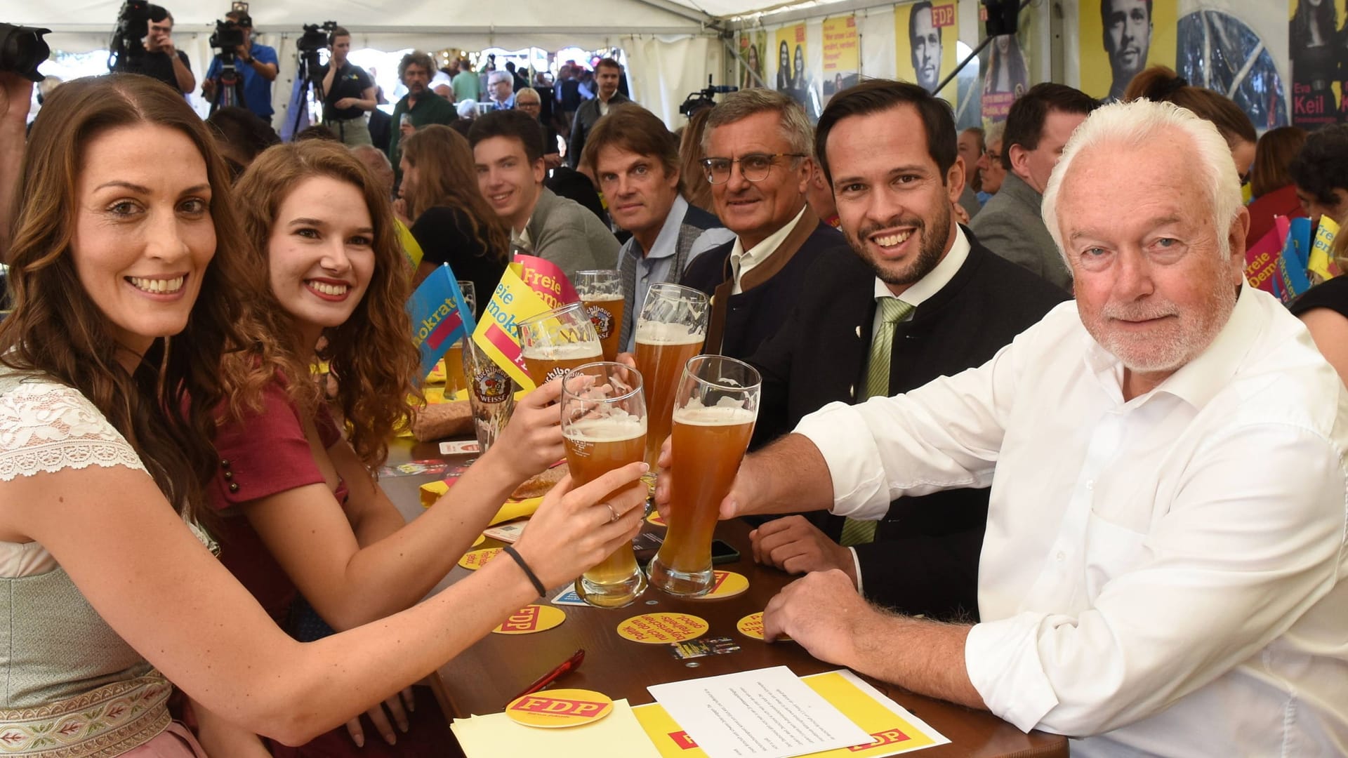 Wolfgang Kubicki (rechts) beim Anstoßen (Archivfoto): Seine Lieblingskneipe in Schleswig-Holstein soll neu aufgebaut werden.