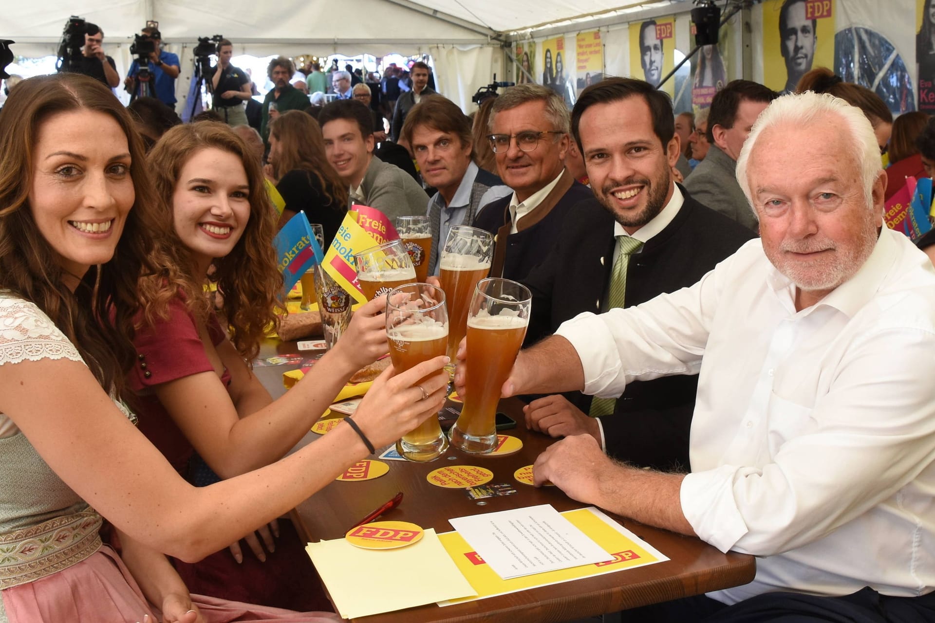 Wolfgang Kubicki (rechts) beim Anstoßen (Archivfoto): Seine Lieblingskneipe in Schleswig-Holstein soll neu aufgebaut werden.