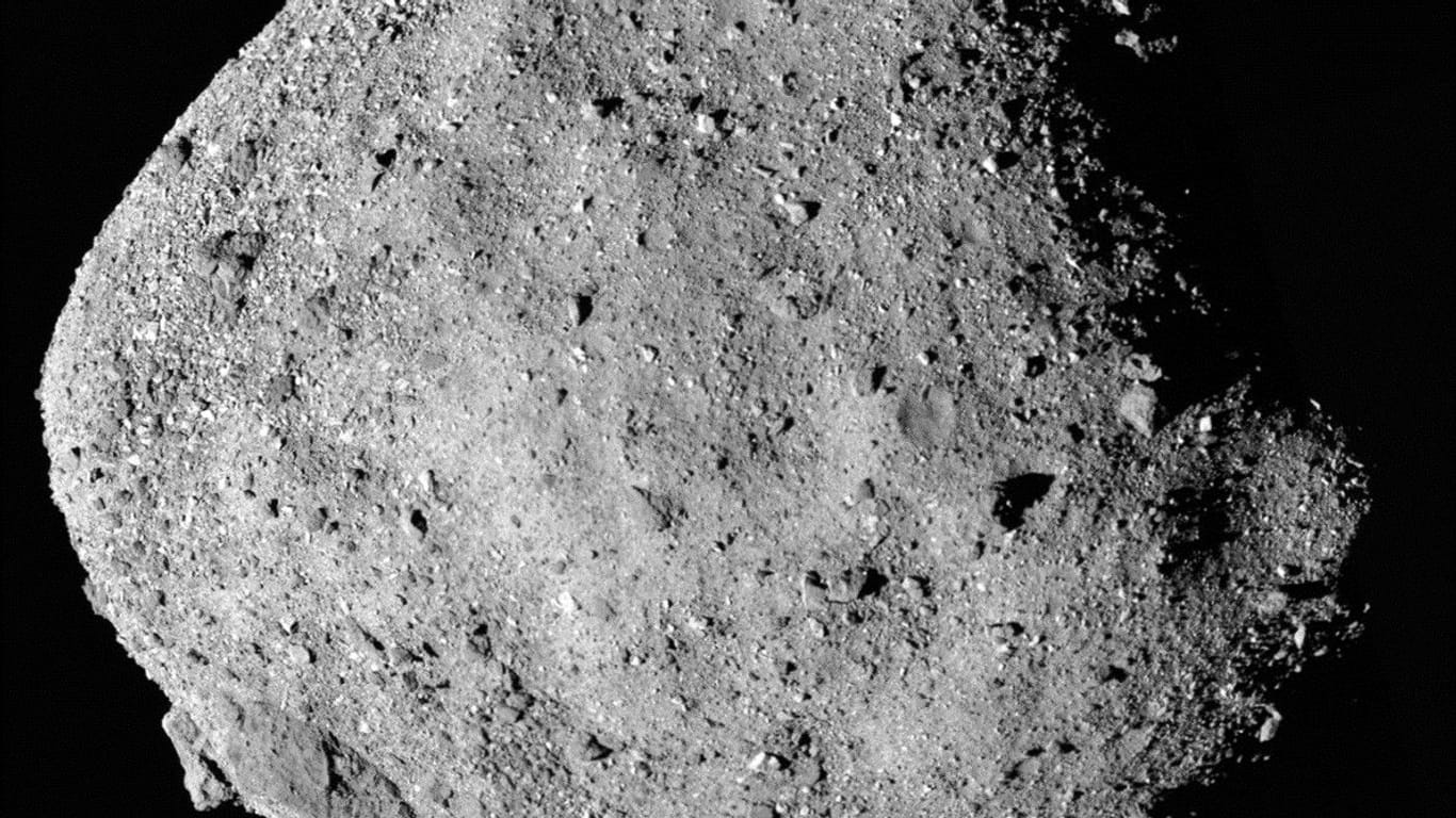 Der Asteroid "Bennu" aus der Nähe: Die Raumsonde "Osiris-Rex" bringt Bodenproben zur Erde.