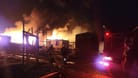 Flammen nach einer Explosion eines Treibstofflagers nahe Stepanakert: Es soll Hunderte Opfer geben,