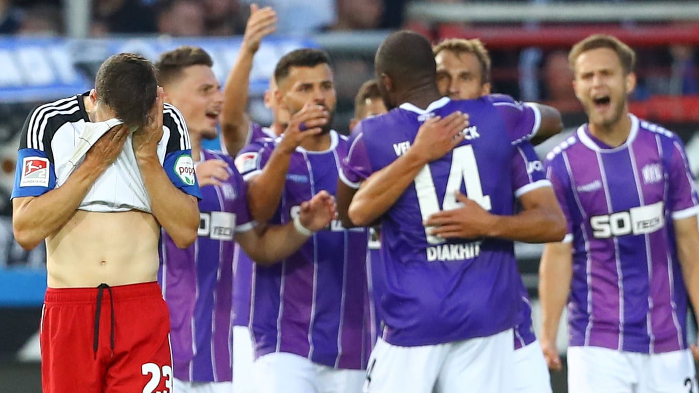 Jonas Meffert: Der HSV-Profi und seine Mannschaftskollegen mussten mit der zweiten Niederlage in Folge den nächsten Rückschlag im Kampf um den Aufstieg hinnehmen. Jonas Meffert: Der HSV-Profi und seine Mannschaftskollegen mussten mit der zweiten Niederlage in Folge den nächsten Rückschlag im Kampf um den Aufstieg hinnehmen.