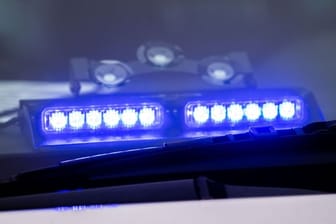Ein Blaulicht unter der Frontscheibe eines Einsatzfahrzeugs der Polizei (Symbolbild): Bei Parchim hat ein LKW 200 Liter Benzin verloren.
