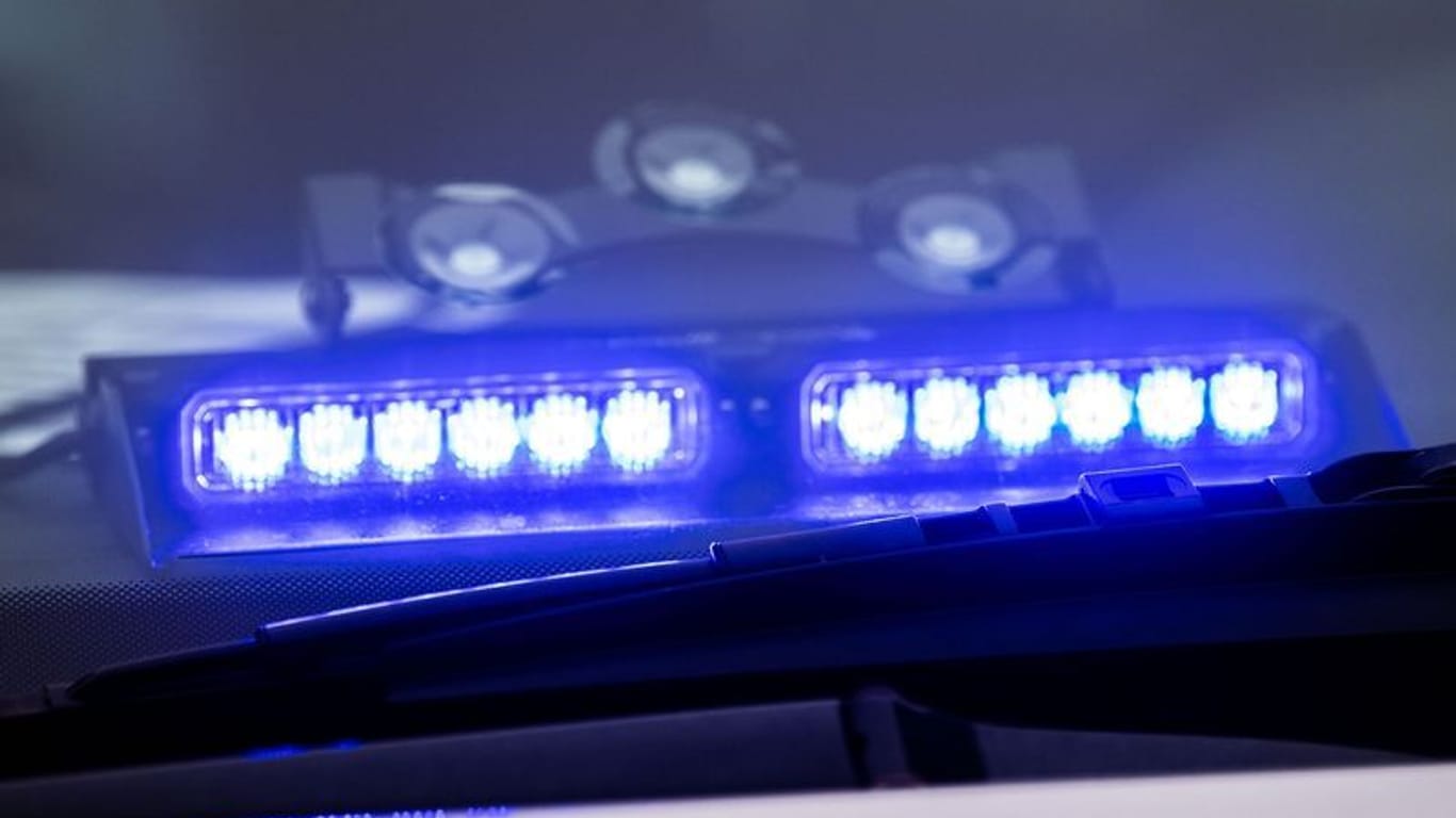 Ein Blaulicht unter der Frontscheibe eines Einsatzfahrzeugs der Polizei (Symbolbild): Bei Parchim hat ein LKW 200 Liter Benzin verloren.