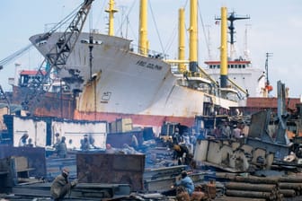 Eine Abwrackwerft in Mumbai, Indien: Hier werden Schiffe häufig unsachgemäß und unter Umgehung von Umweltstandards zerlegt.