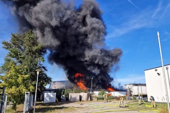 Lagerhallenbrand in Berliner Osten