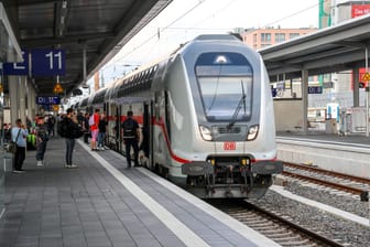 Ein Intercity-Zug am Dortmunder Hauptbahnhof (Archivbild): Stundenlang ging am Mittwoch gar nichts.