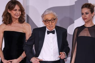 Valerie Lemercier, Woody Allen und Lou de Laage: Das Trio besuchte gemeinsam die Premiere von "Coup de Chance" in Venedig.