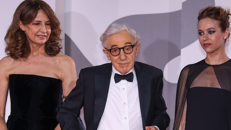 Valerie Lemercier, Woody Allen und Lou de Laage: Das Trio besuchte gemeinsam die Premiere von "Coup de Chance" in Venedig.