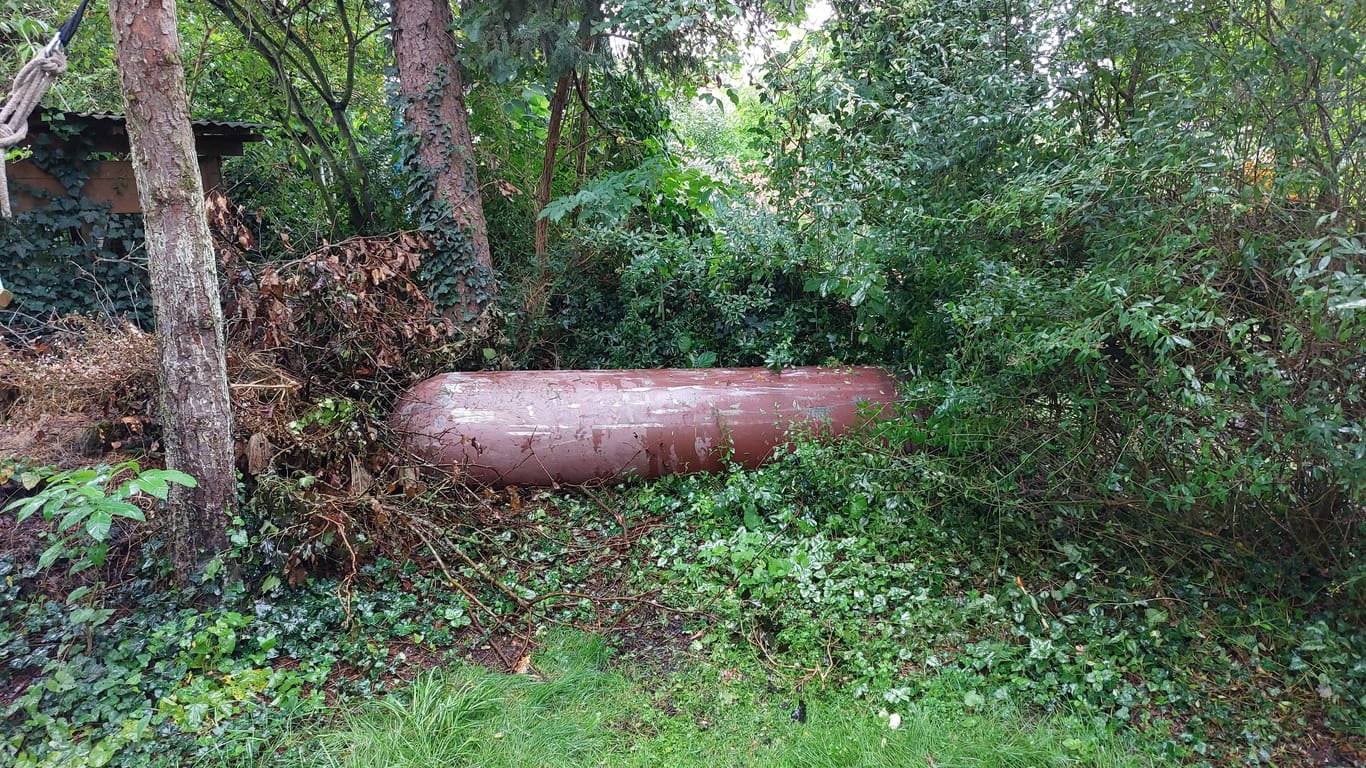 Die Gasflasche flog mehr als 50 Meter weit und landete letztlich in einem Garten.