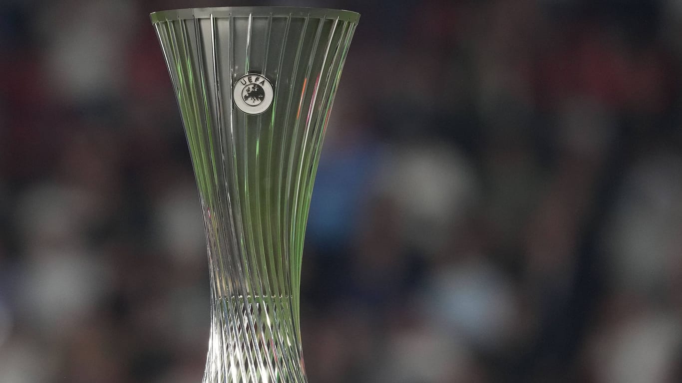 Die Conference-League-Trophäe: Diesen Pokal will Eintracht Frankfurt gewinnen.