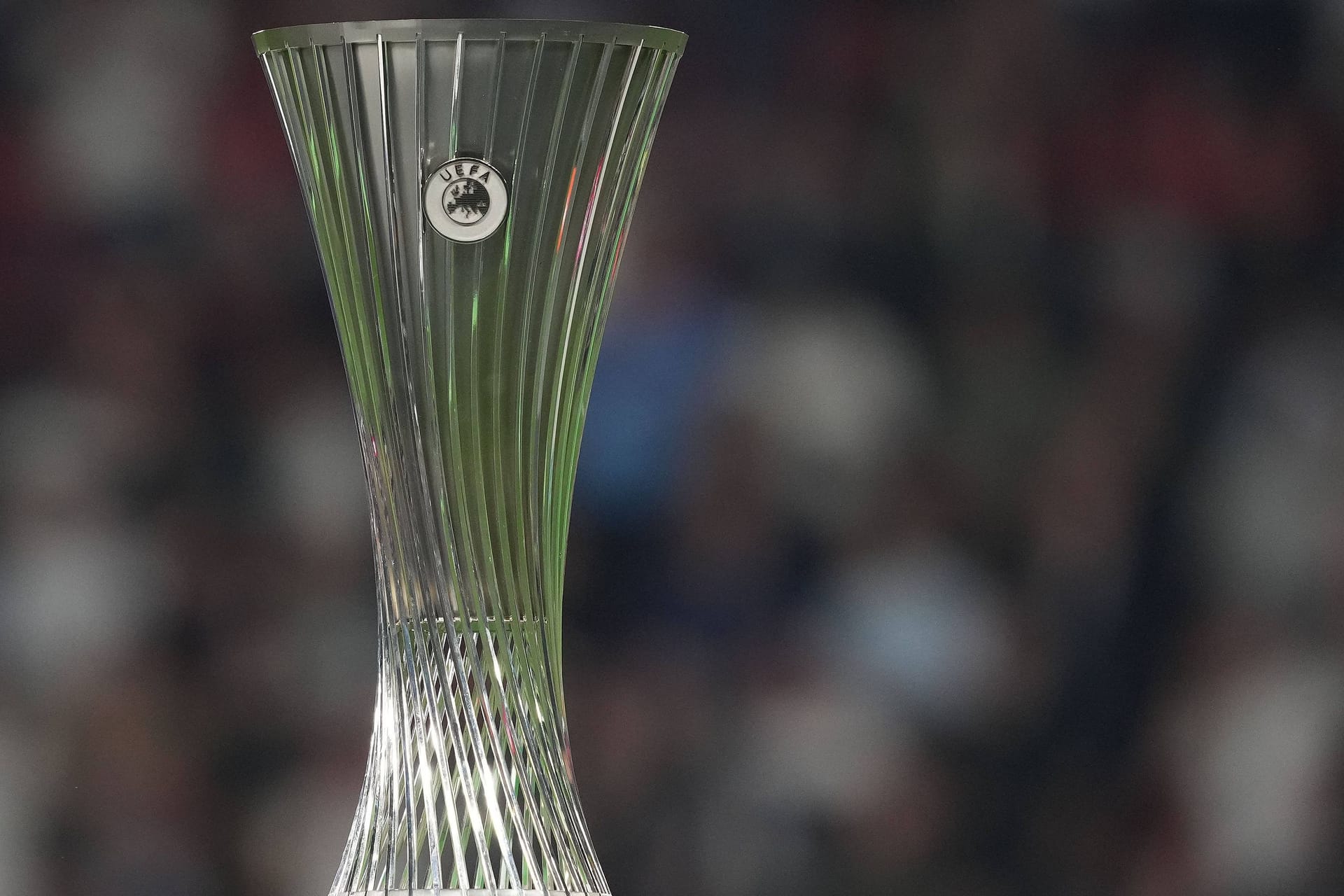 Die Conference-League-Trophäe: Diesen Pokal will Eintracht Frankfurt gewinnen.