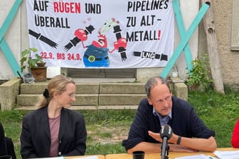 Wirtschaftswissenschaftler Christian von Hirschhausen auf einer Pressekonferenz von "Ende Gelände": Der Professor der TU Berlin kritisiert, dass die LNG-Terminals energiewirtschaftlich nicht notwendig seien.