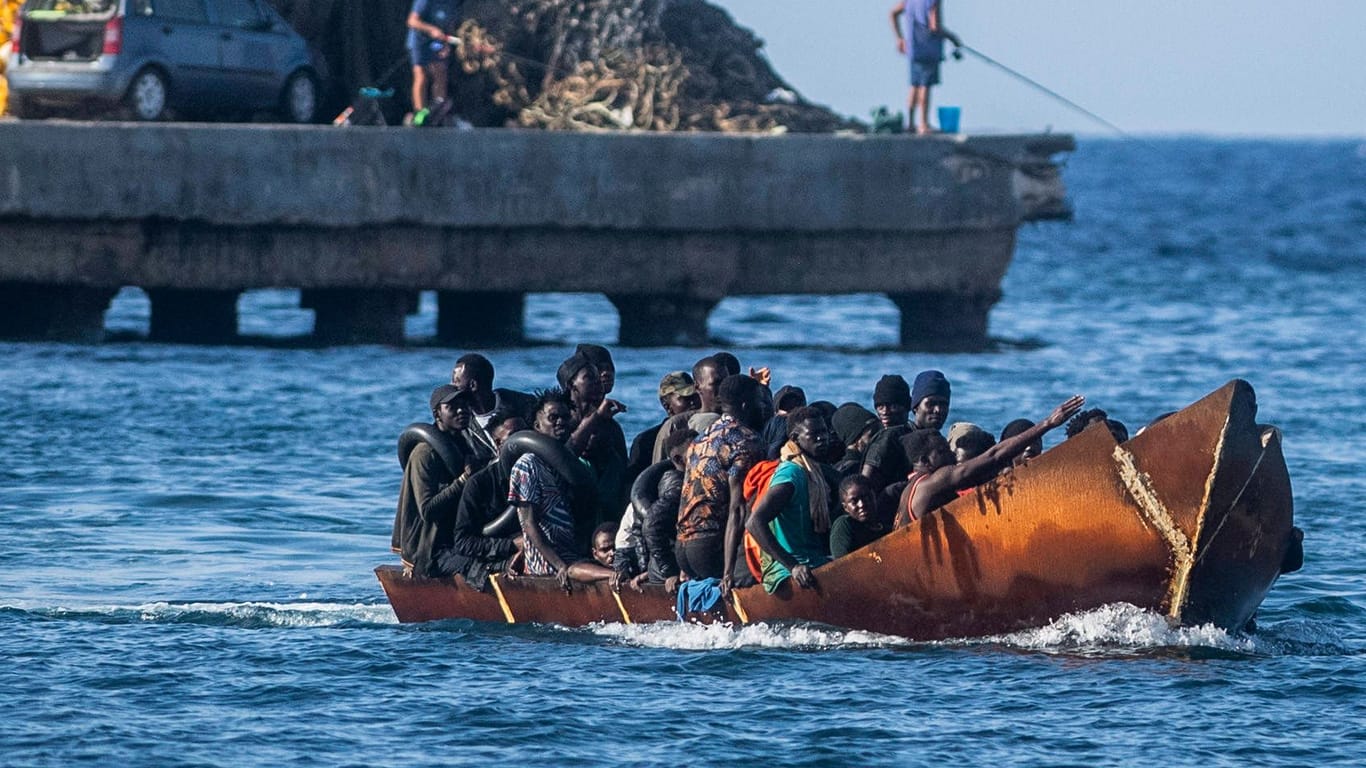 Flüchtende Menschen auf einem kleinen Boot: Das Mittelmeer sei zu einem "Friedhof für Kinder und ihre Zukunft" geworden, sagte Unicef-Koordinatorin.