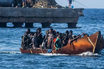 Flüchtende Menschen auf einem kleinen Boot: Das Mittelmeer sei zu einem "Friedhof für Kinder und ihre Zukunft" geworden, sagte Unicef-Koordinatorin.