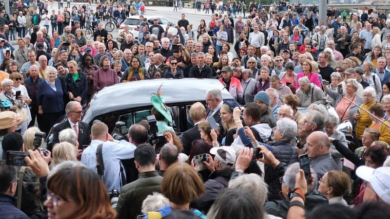 Eine Hochzeitsgesellschaft der Wettiner bei der Ankunft vor der Hofkirche.