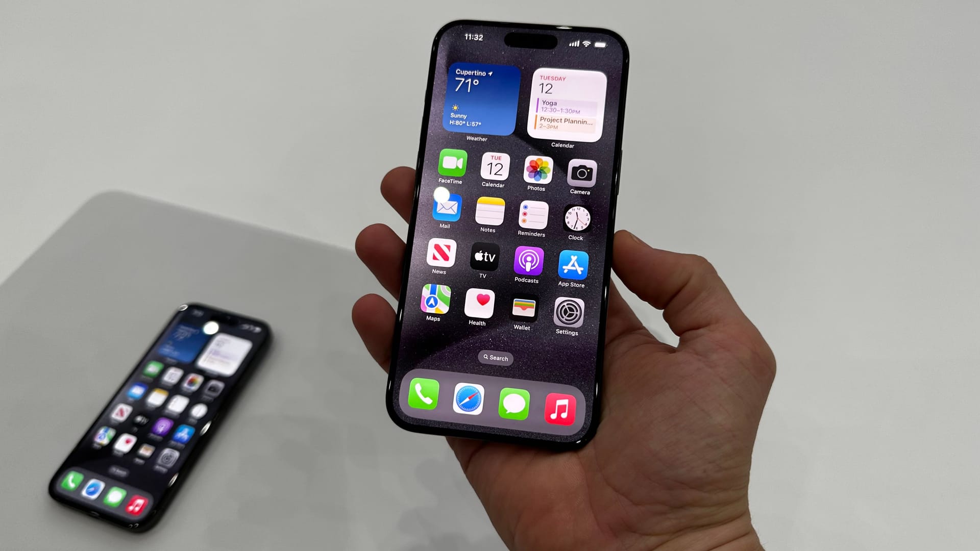 Das neue iPhone 15 Pro Max. Auf den ersten Blick sind die Unterschiede zum Vorgänger kaum auszumachen. Der Displayrand ist etwas schmaler. Gleich sieht man aber den matten Titanrahmen. In der Hand fühlt es sich tatsächlich etwas leichter an, die Oberfläche vom Titanrahmen ähnelt vom Gefühl her eher denen aus Aluminium. Fühlt sich angenehm und hochwertig an.