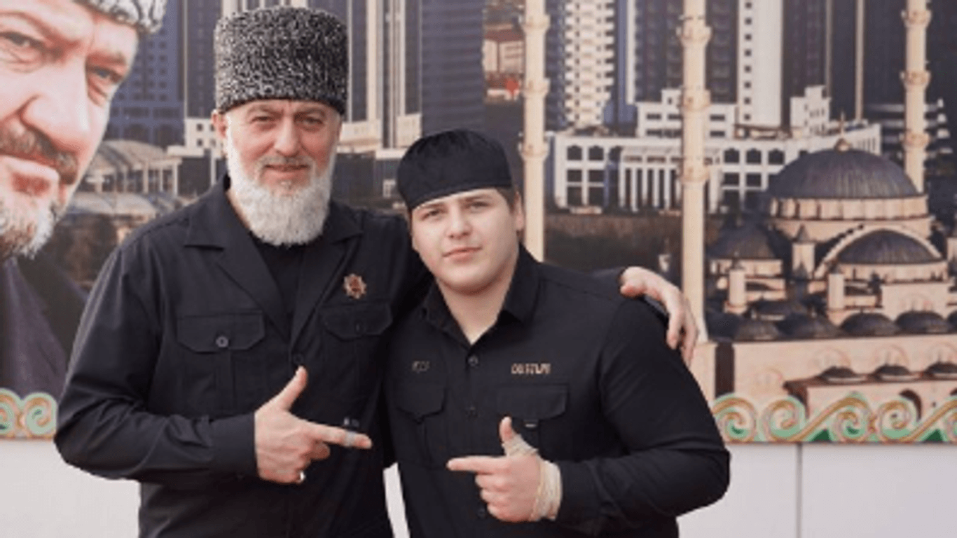 Adam Delimchanow (l) und Adam Kadyrow: Der 15-Jährige erfährt Rückhalt aus der Familie.