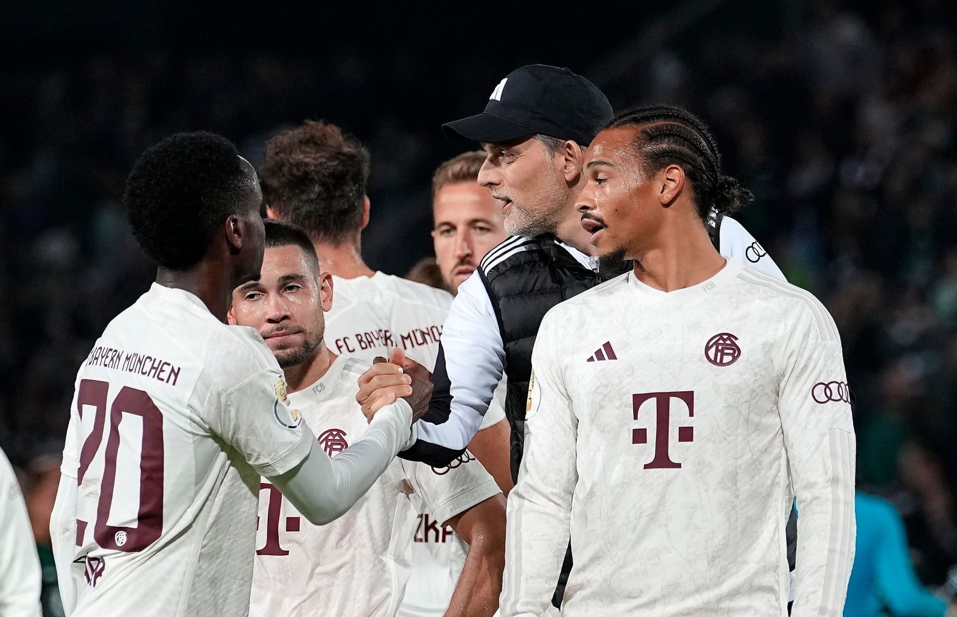 Bouna Sarr (l., ab 63.): Ja, auch der Senegalese gehört noch immer zum Kader des FC Bayern. Kam zu einem seiner mittlerweile sehr seltenen gewordenen Kurzeinsätze. Leitete Tels Treffer mit einem schönen Pass ein. Note 2