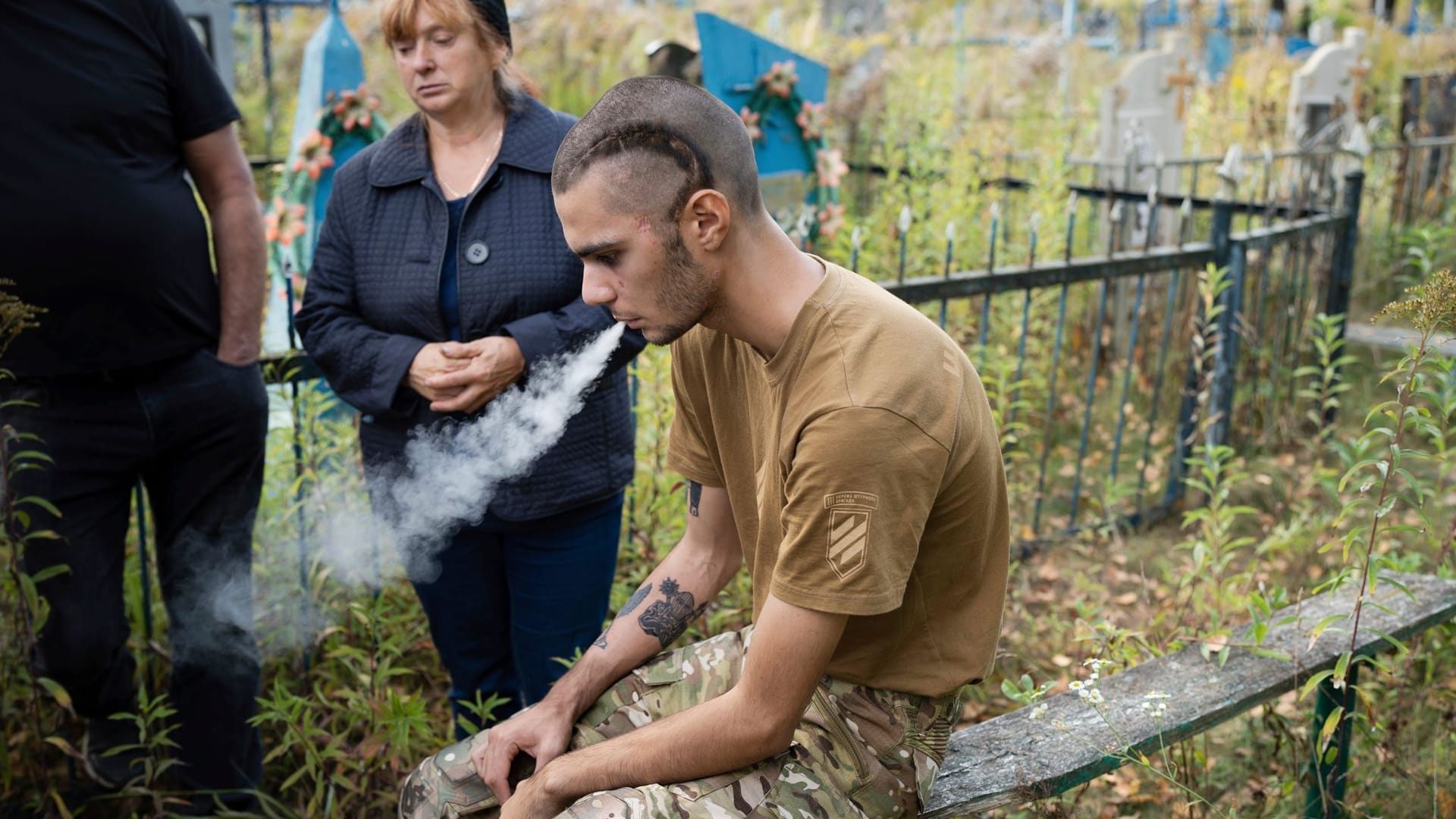 Der ukrainische Soldat Pavlo "Zhulik" Sazonov hat gerade seinen Kameraden begraben. Er fiel Mitte September an der Front um Awdijiwka.