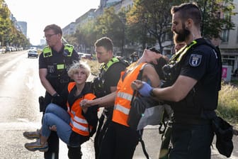 Polizei trägt Klimaschützer von Straße