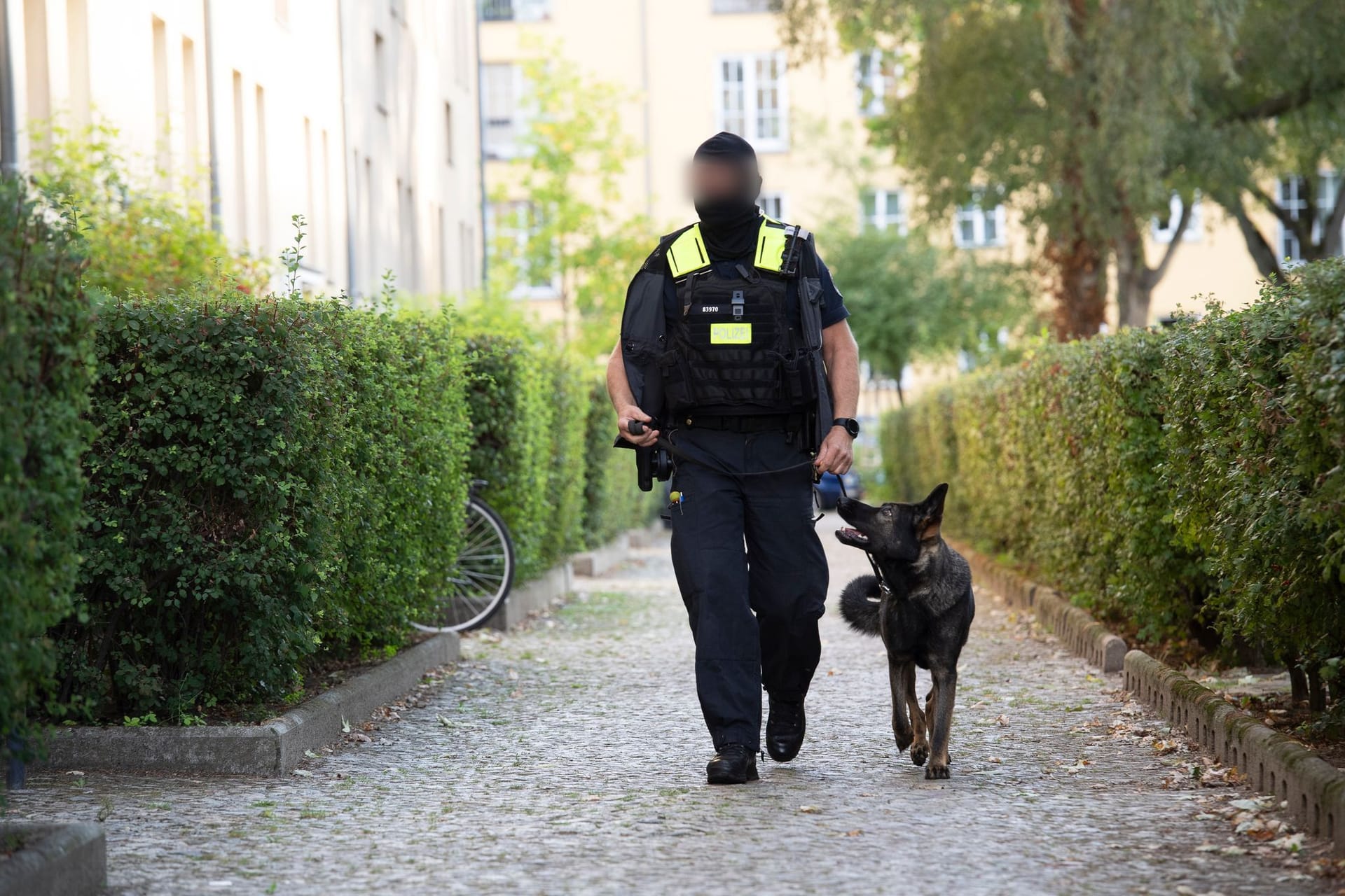 Einsatzkräfte der Polizei führen eine Razzia gegen eine Neonazi-Gruppe durch. Auch in Bremen und im Raum Cuxhaven seien die Hammerskins aktiv, teilten die Behörden mit.