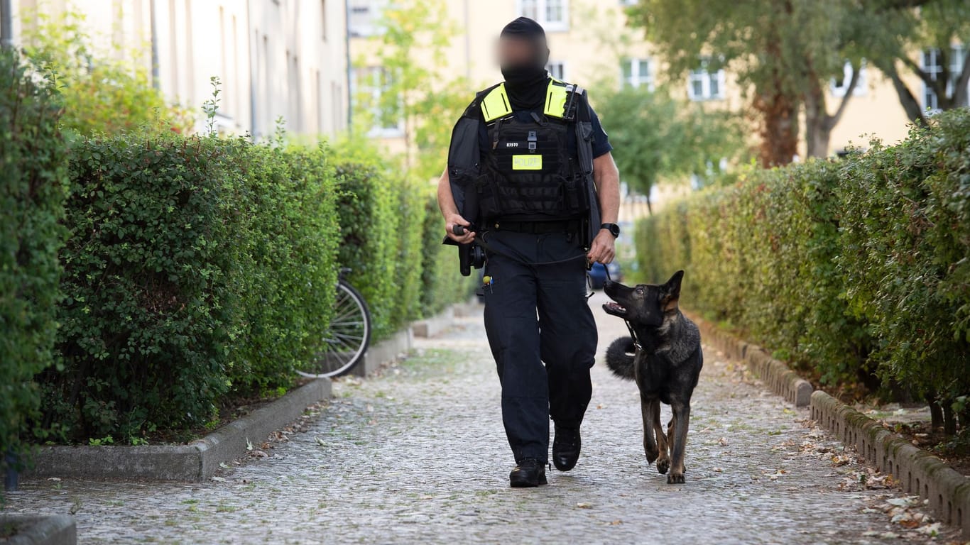 Einsatzkräfte der Polizei führen eine Razzia gegen eine Neonazi-Gruppe durch. Auch in Bremen und im Raum Cuxhaven seien die Hammerskins aktiv, teilten die Behörden mit.