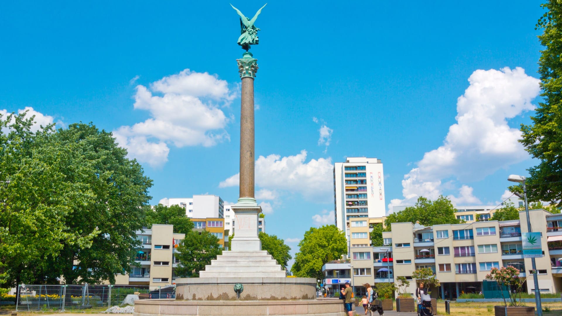 Der Mehringplatz in Kreuzberg (Archivbild): Schon wieder kam es zu einer Keilerei - dieses Mal waren 70 Personen beteiligt.