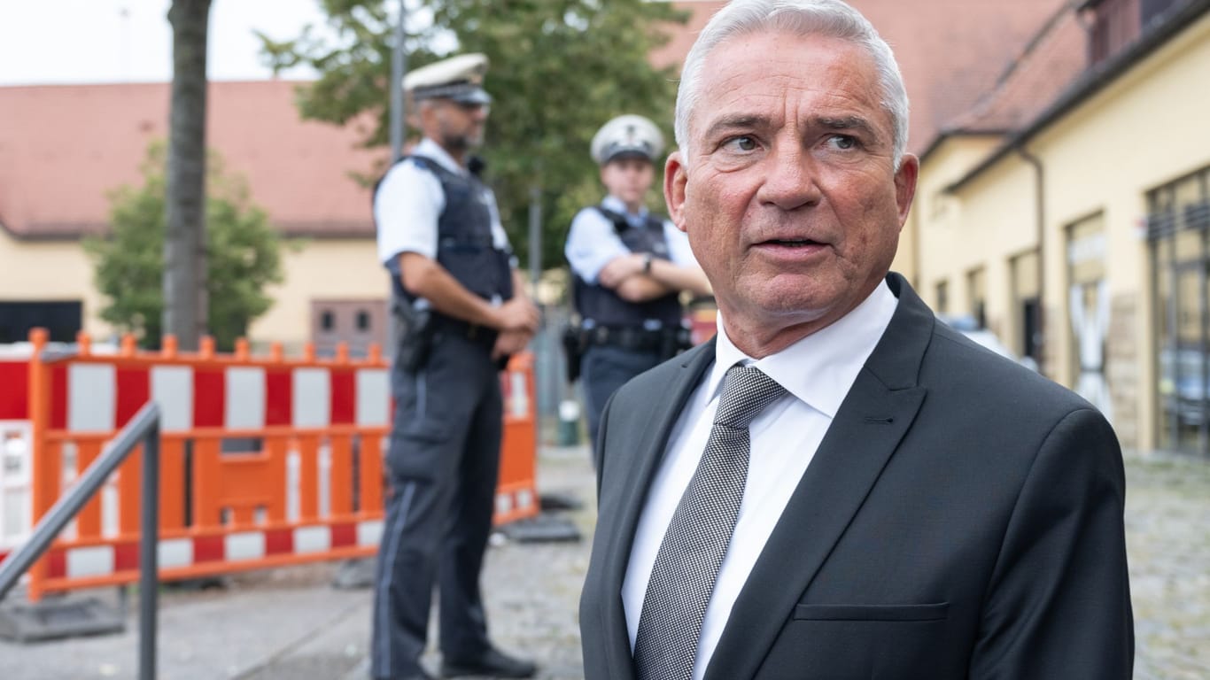 Thomas Strobl (CDU), Innenminister von Baden-Württemberg, verlässt eine Pressekonferenz, die am Schauplatz der heftigen Ausschreitungen vom Samstag stattfand.