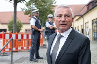 Thomas Strobl (CDU), Innenminister von Baden-Württemberg, verlässt eine Pressekonferenz, die am Schauplatz der heftigen Ausschreitungen vom Samstag stattfand.