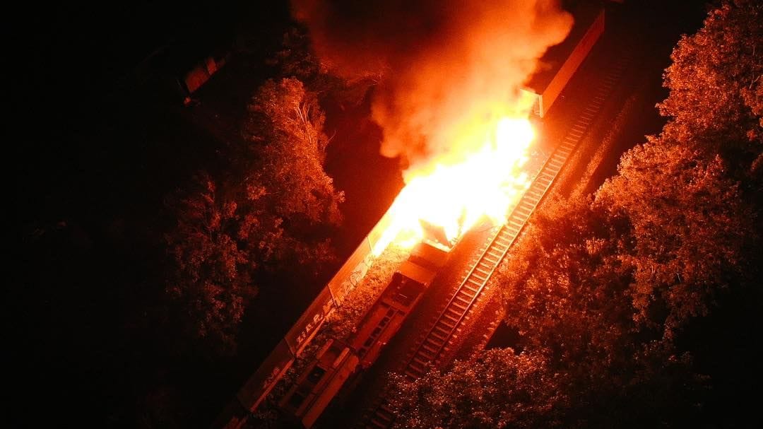 Ein Güterwaggon brennt lichterloh: (Drohnenaufnahme) In der Region Hannover kam es in der Nacht zum Montag zu einem schweren Feuer an einer Bahnstrecke.