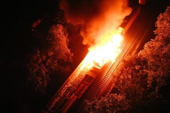 Ein Güterwaggon brennt lichterloh: (Drohnenaufnahme) In der Region Hannover kam es in der Nacht zum Montag zu einem schweren Feuer an einer Bahnstrecke.