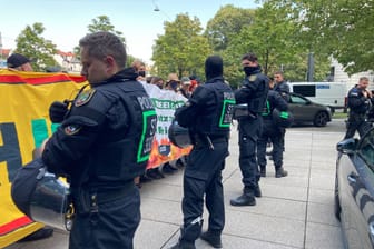 Einsatzkräfte der Polizei in München: Die Polizei setzte auch Schlagstöcke ein.