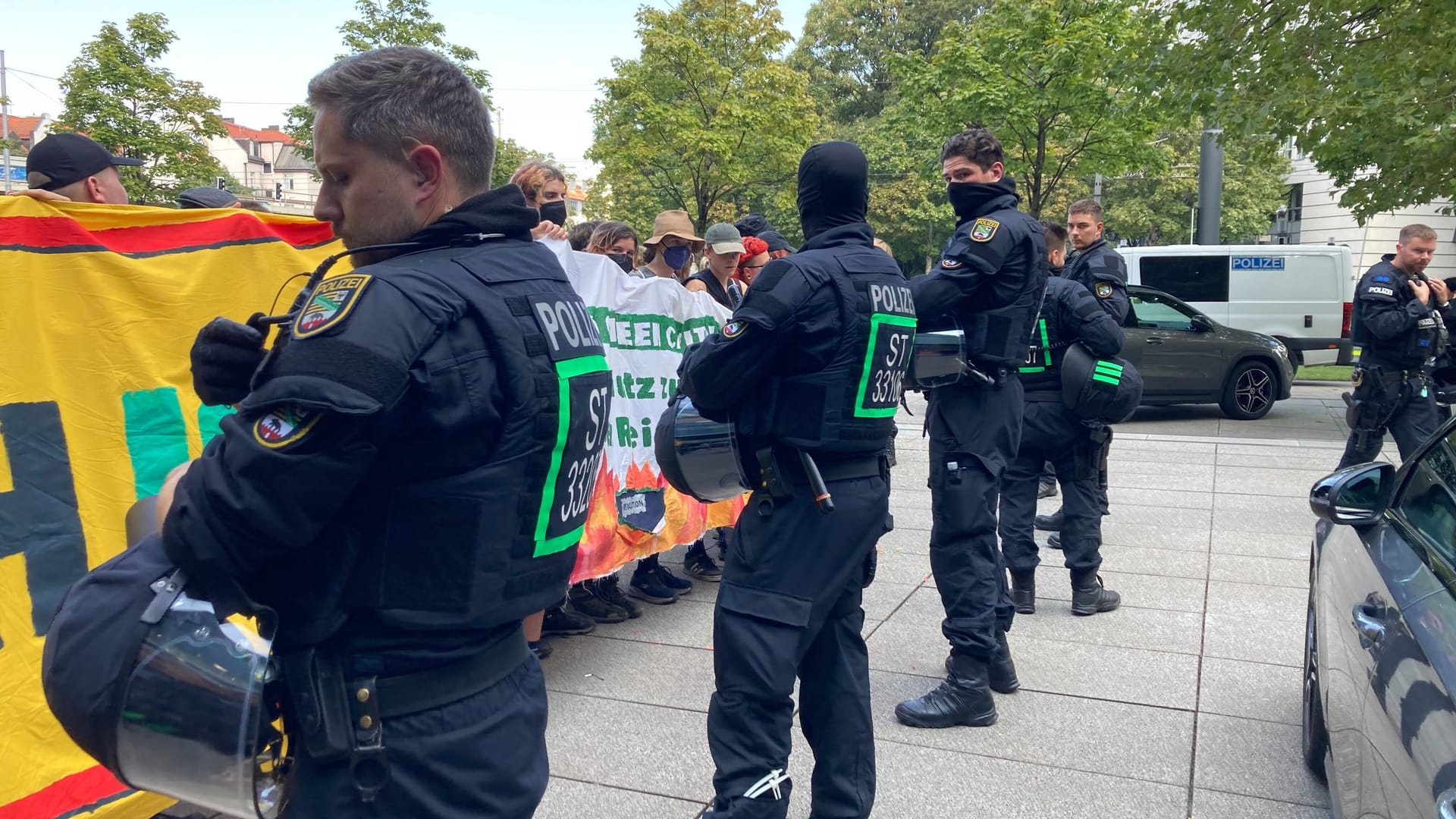 Einsatzkräfte der Polizei in München: Die Polizei setzte auch Schlagstöcke ein.