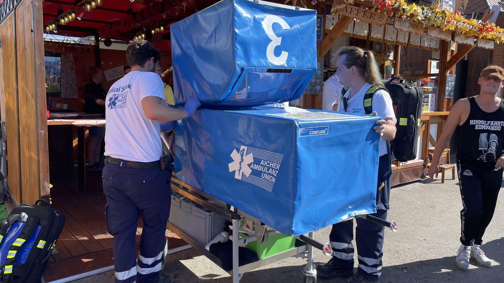 Die Patienten auf dem Oktoberfest werden auf solchen Tragen mit blauem Aufbau transportiert: der soll sie vor Gaffern schützen.