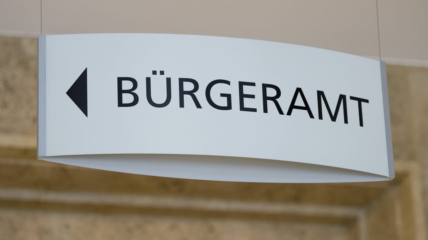 Ein Hinweisschild zeigt den Zugang zum Bürgeramt im Rathaus von Berlin-Tiergarten