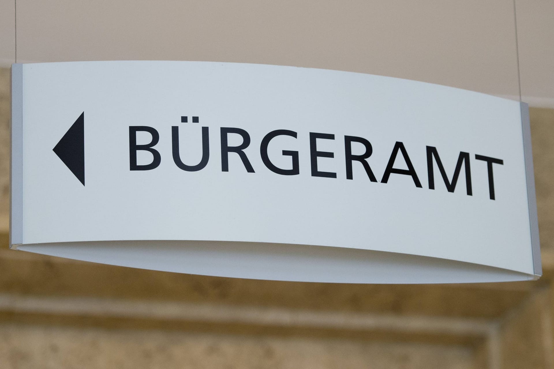 Ein Hinweisschild zeigt den Zugang zum Bürgeramt im Rathaus von Berlin-Tiergarten