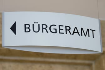 Ein Hinweisschild zeigt den Zugang zum Bürgeramt im Rathaus von Berlin-Tiergarten