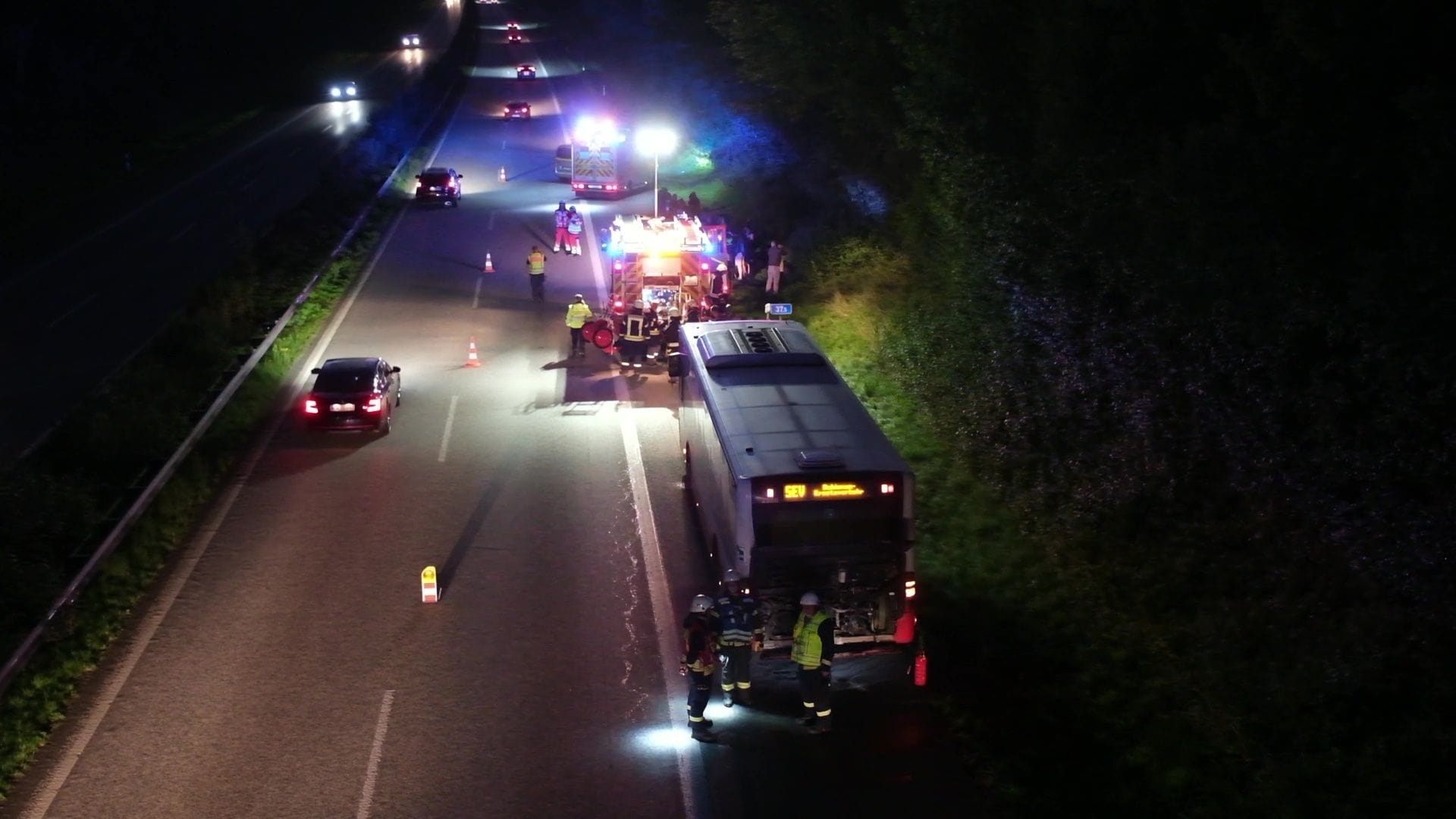 Evakuierter Bus auf der A7: 20 Fahrgäste mussten schnell aus dem Bus raus.