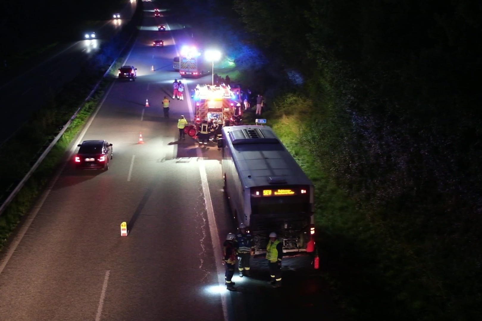 Evakuierter Bus auf der A7: 20 Fahrgäste mussten schnell aus dem Bus raus.