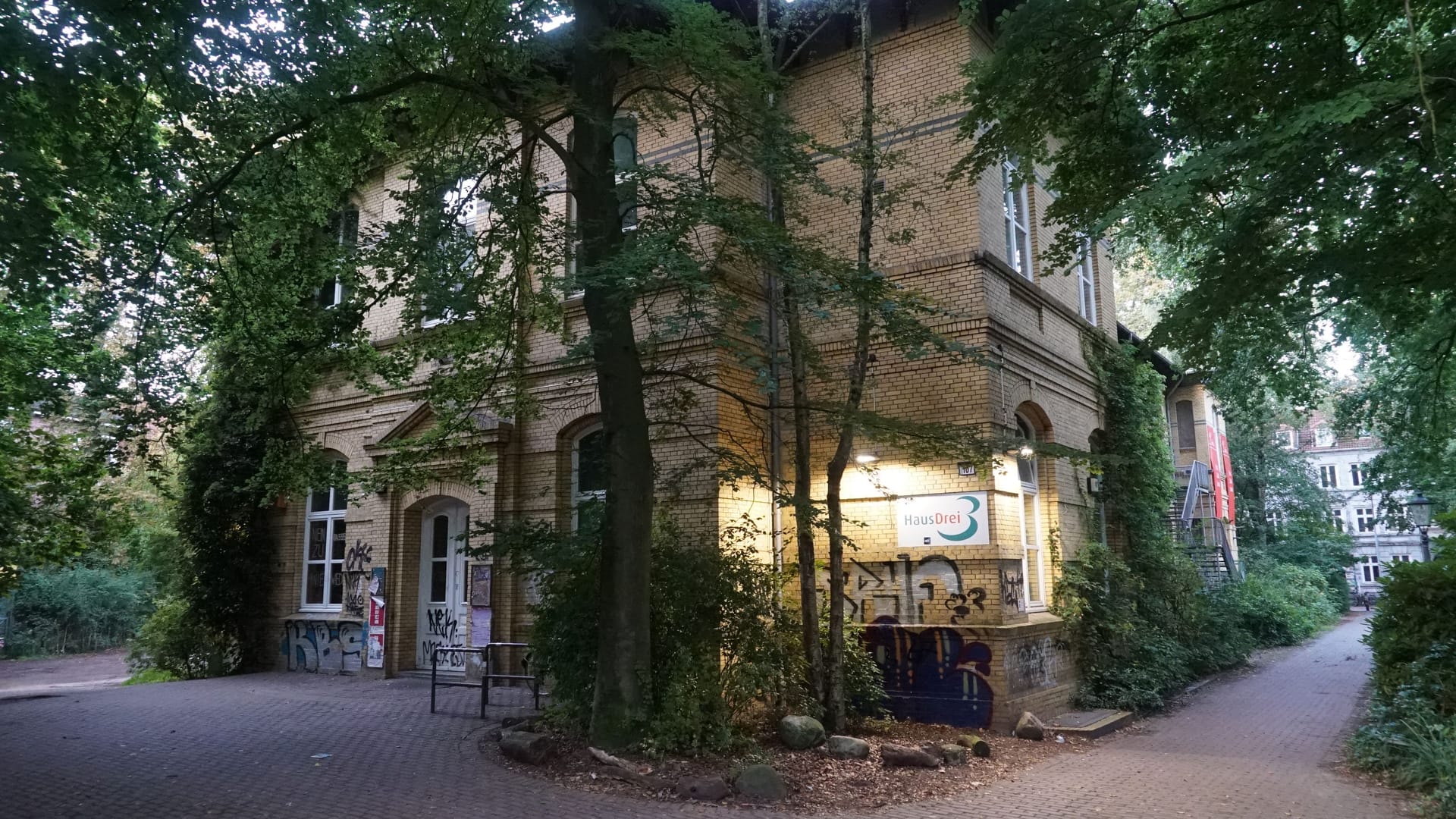 Blick auf das Kulturzentrum "HausDrei" in Altona: Hier lernte sich die Ur-Gruppe kennen.